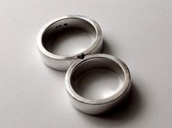 Trau-Ringe: 925er Silber; Die Nuten beider Ringe bilden zusammengelegt ein Herz