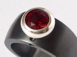 Köpfchen mit facettiertem Granat auf Charlotte 21 Ring