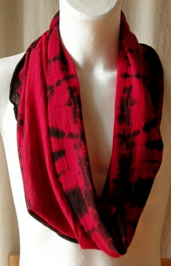 Schlauch-Tuch, loop, Schal aus 100% Merino-Wolle, handgebatikt, rot-schwarz