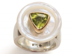 dreieckiger Peridot in Gold gefasst, als Köpfchen für Charlotte 21