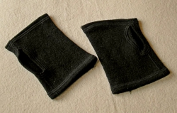 Pulswärmer mit Daumenloch aus 100% MERINO-Wolle, Farbe: schwarz