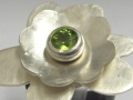 Köpfchen mit facettiertem Peridot mit Scheiben auf Charlotte 21 Ring