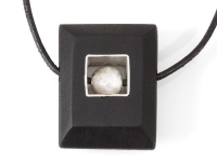 Anhänger aus schwarzem Ebenholz und Silber