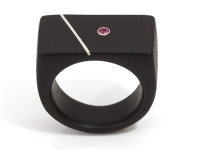 Ebenholz-Ring mit Rubin und Silber